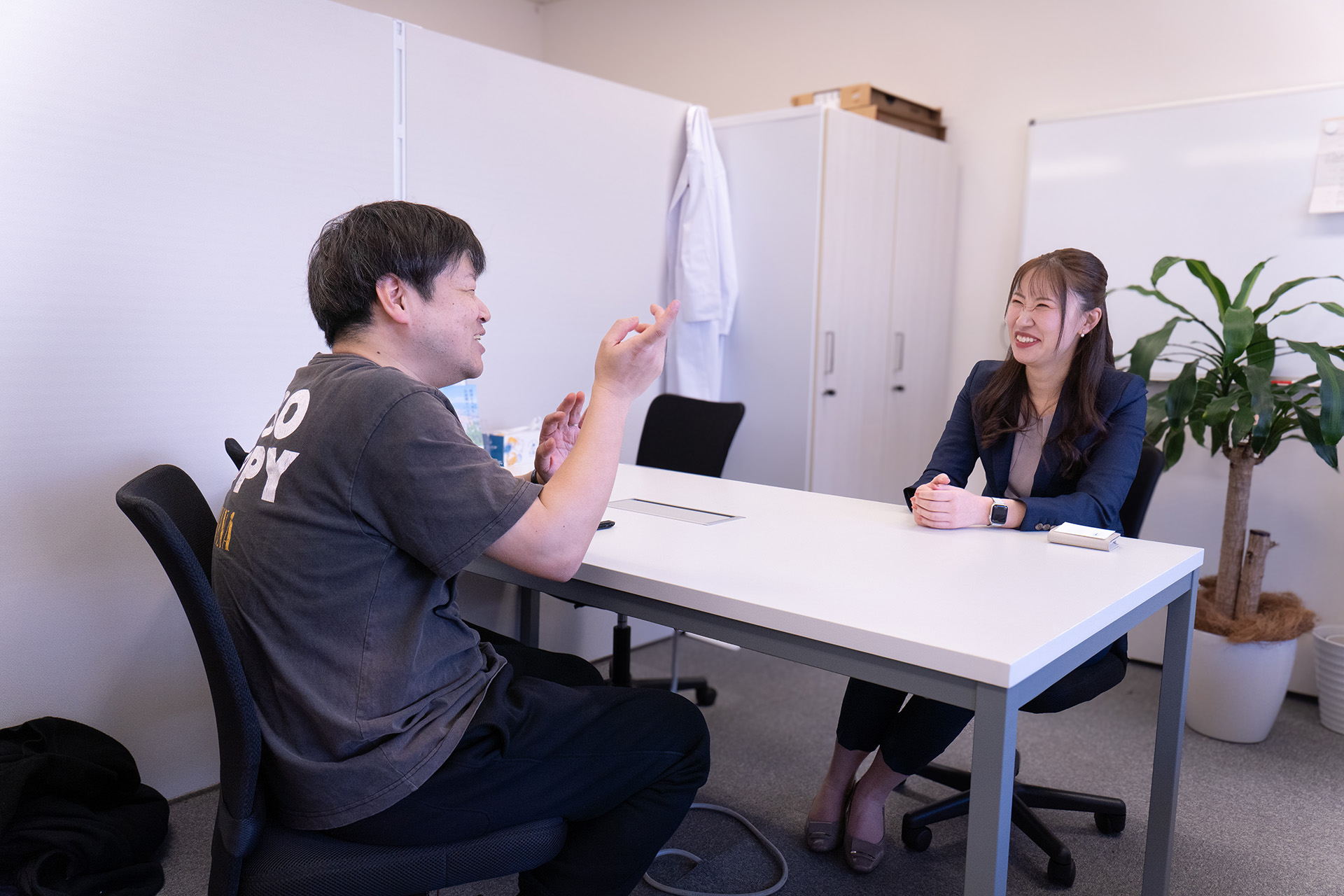 株式会社ホスキュア　代表取締役・丸山維乃とミチミチ編集部スタッフが談笑している様子