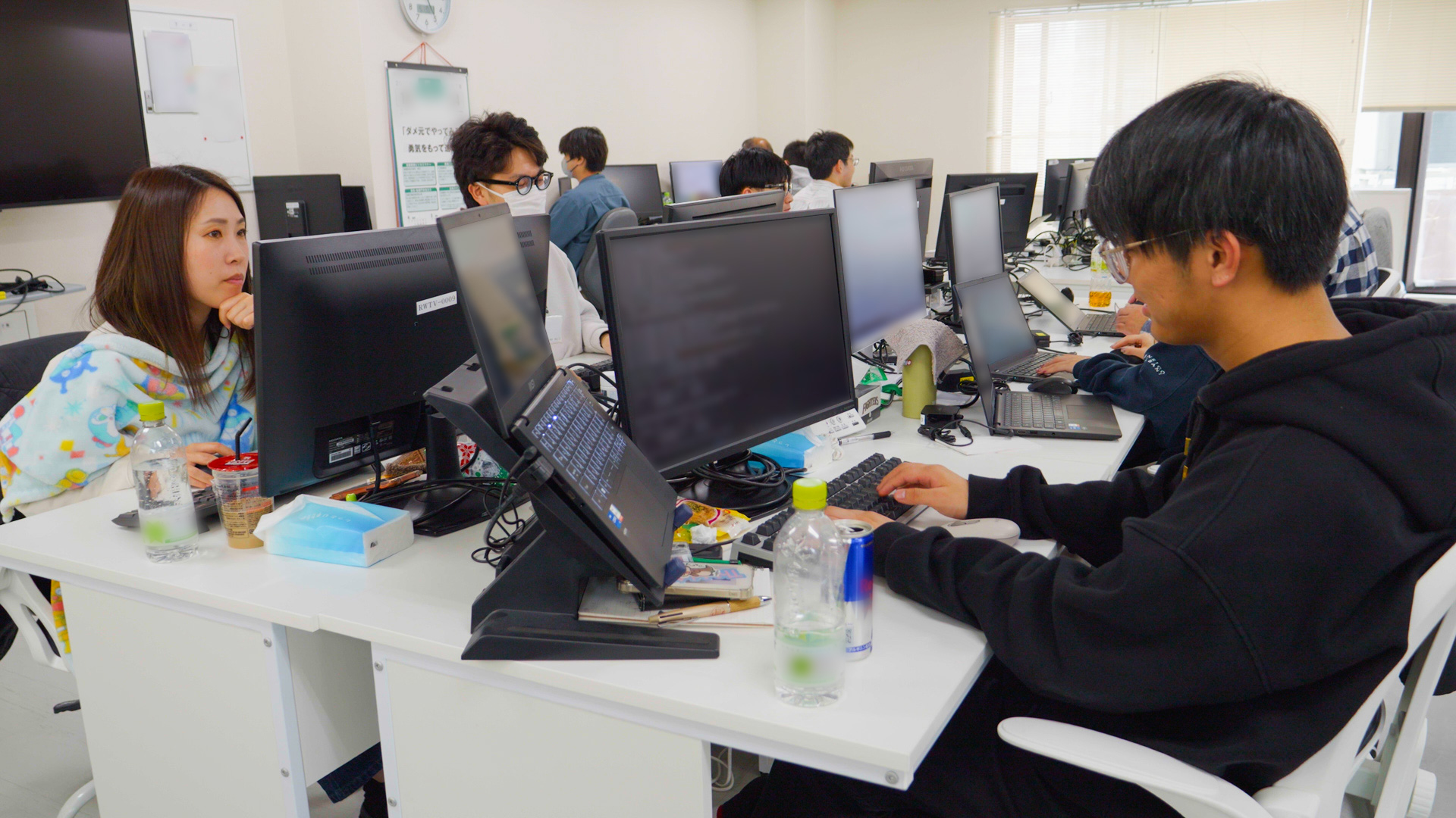 社員が業務に取り組んでいる様子