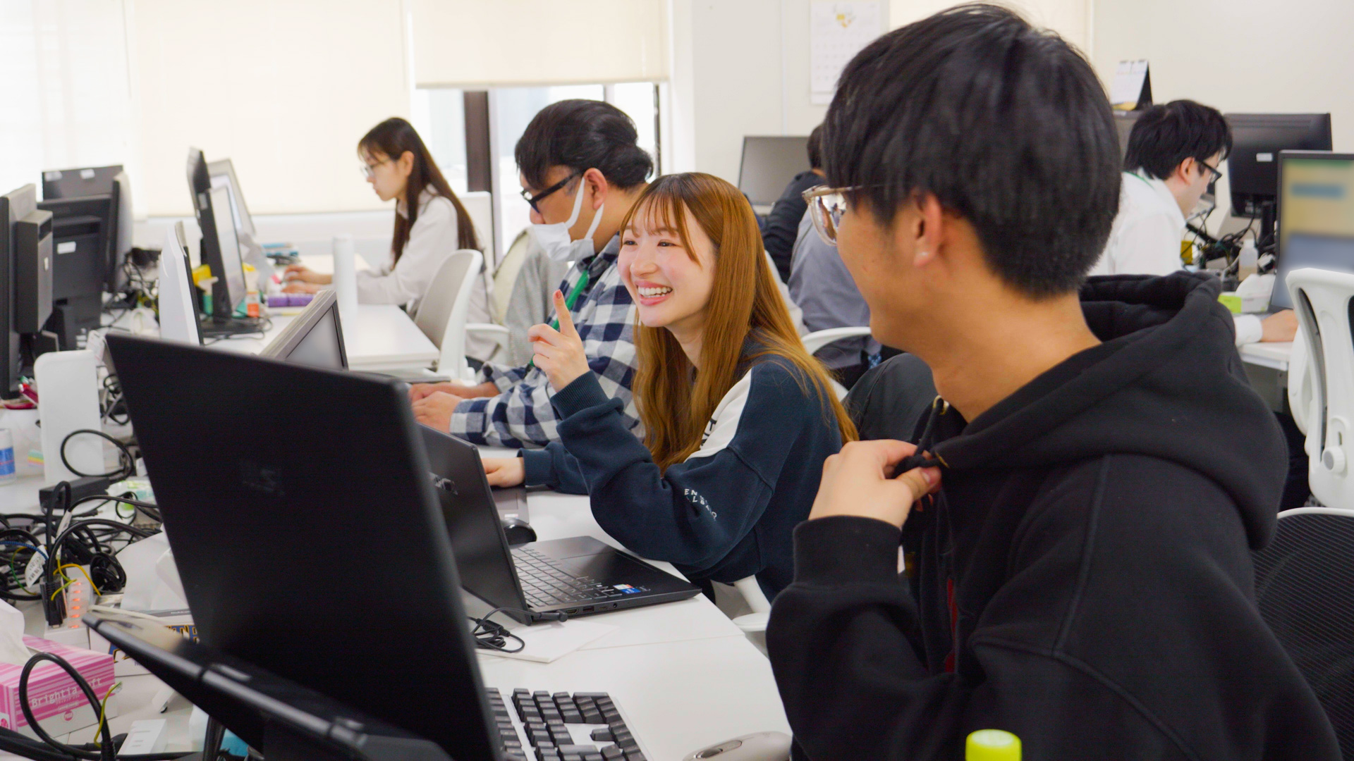 社員同士が和やかに談笑している様子