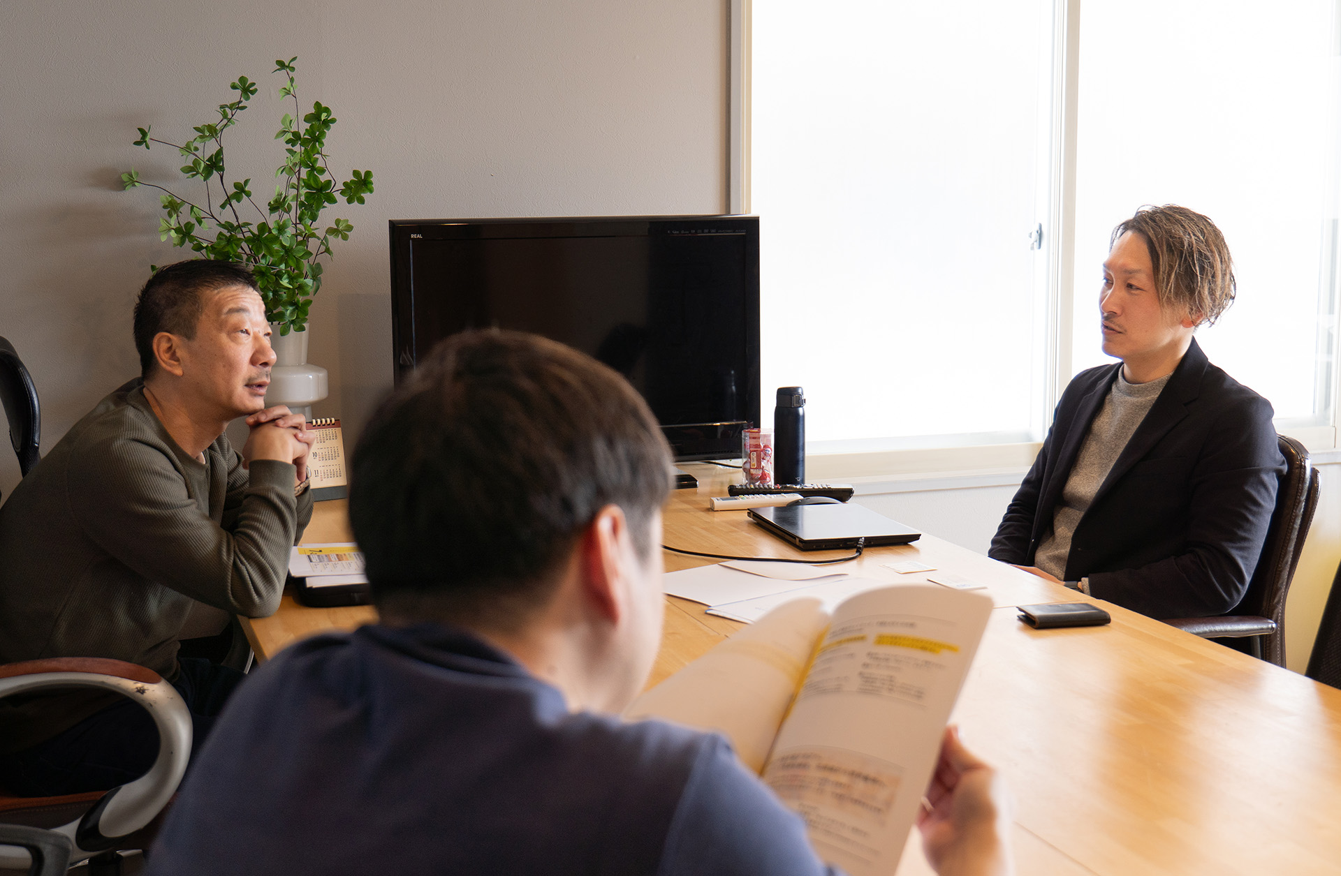 NPO法人mirrisoスポーツ代表とmichimichi編集部スタッフが対談している様子