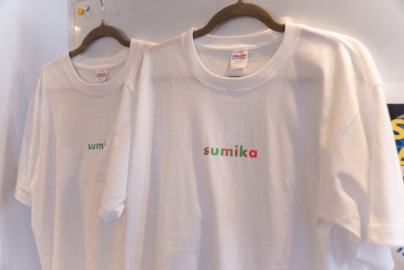 sumikaというカラフルな文字がプリントされているTシャツ