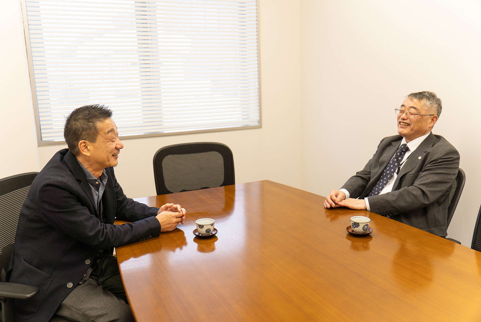 野外化学株式会社・代表取締役社長とmichimichi編集部スタッフが談笑する様子